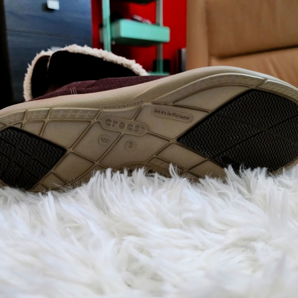 New Crocs Adela Foldover Fuzz Bootie sz 7 - Picture 4 of 4